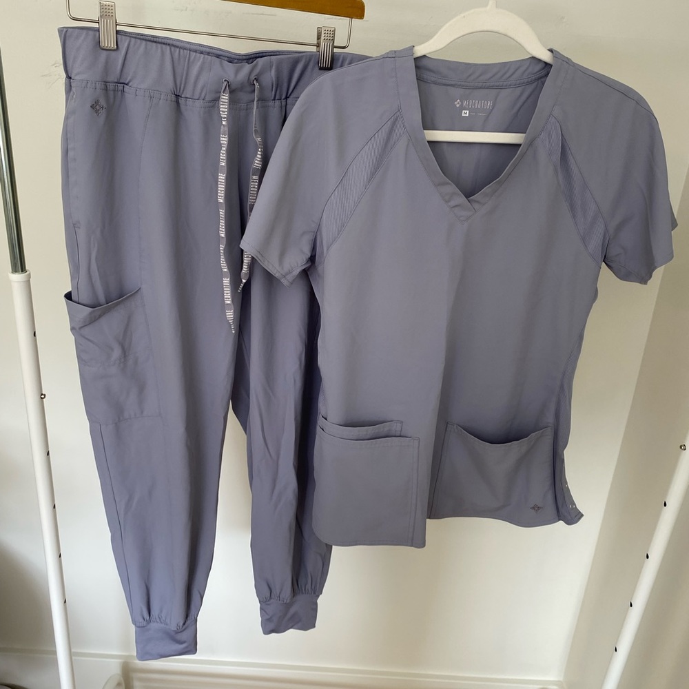 MedCouture scrub set light grey | top size M | bottoms size M petite